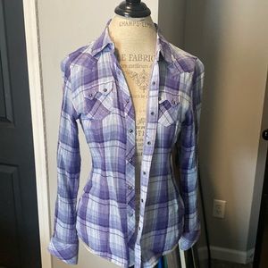 Ariat Slim fit western long sleeve top.